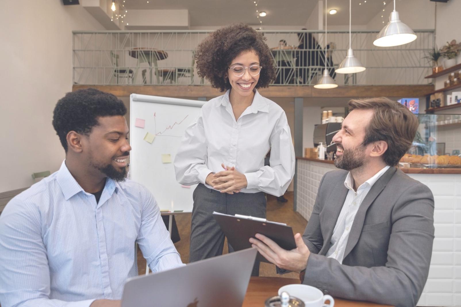 Bureau d'analyse financière moderne avec écrans affichant des tableaux de données