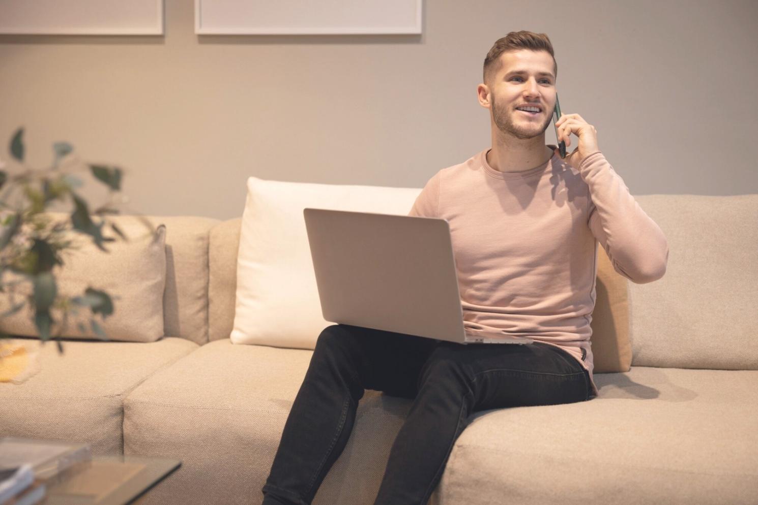 Analyse des données financières sur plusieurs écrans avec graphiques détaillés