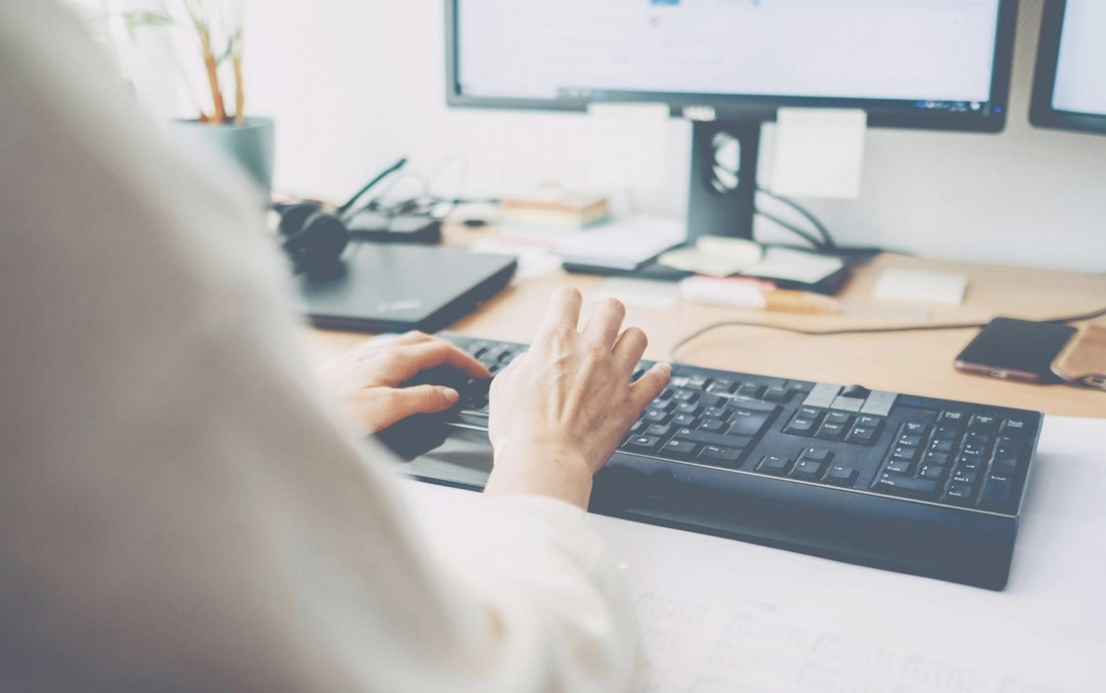 Interface de notre plateforme d'analyse financière montrant des graphiques de performance et des tableaux de données en temps réel