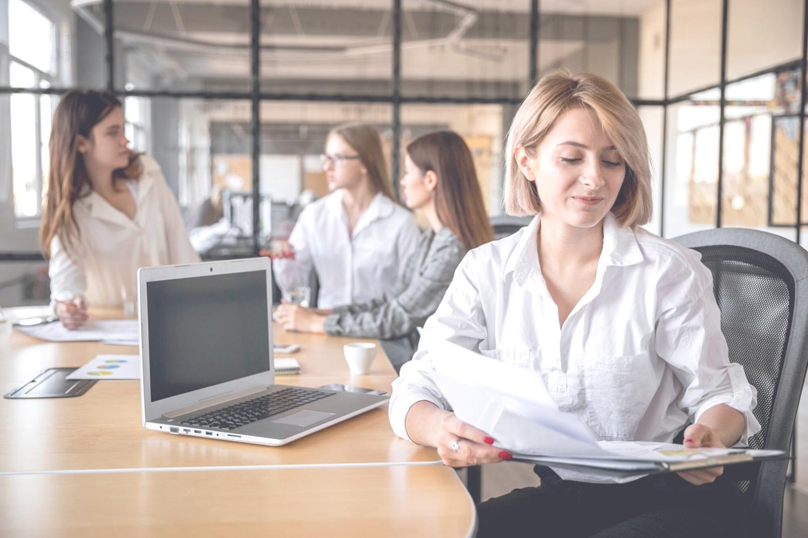 Espace de formation moderne avec ordinateurs et outils d'analyse financière