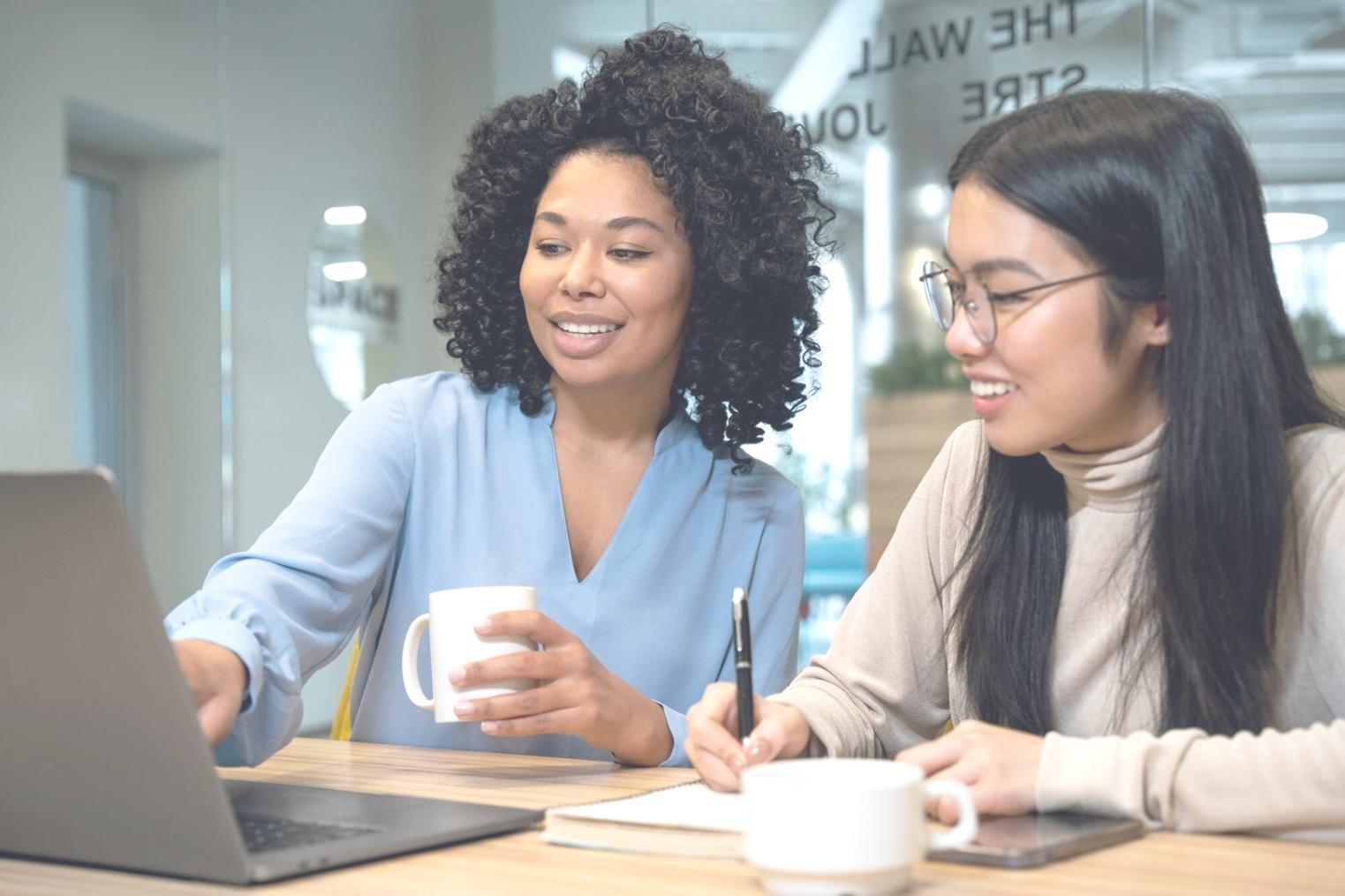 Équipe d'étudiants collaborant sur une présentation financière